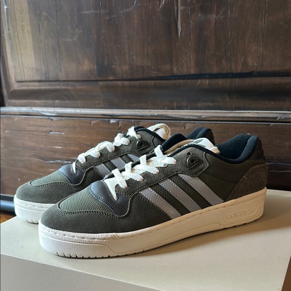 adidas Originals Green and White Sneakers Classic Design - Picture 7 of 7